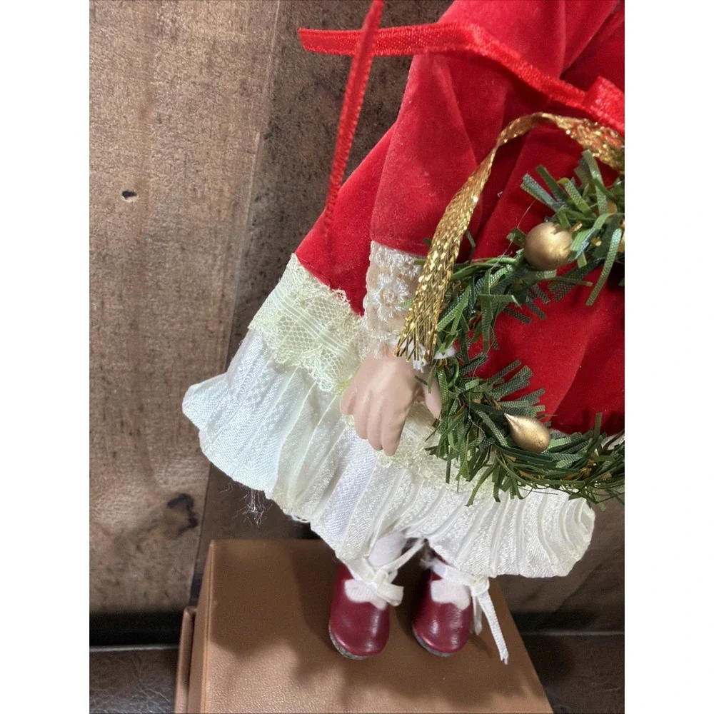 Yuletide Treasures add touch